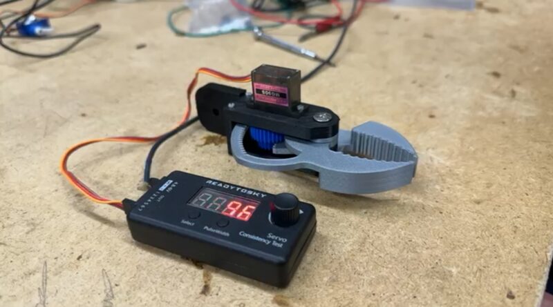 Servo motor gestuurde robot arm